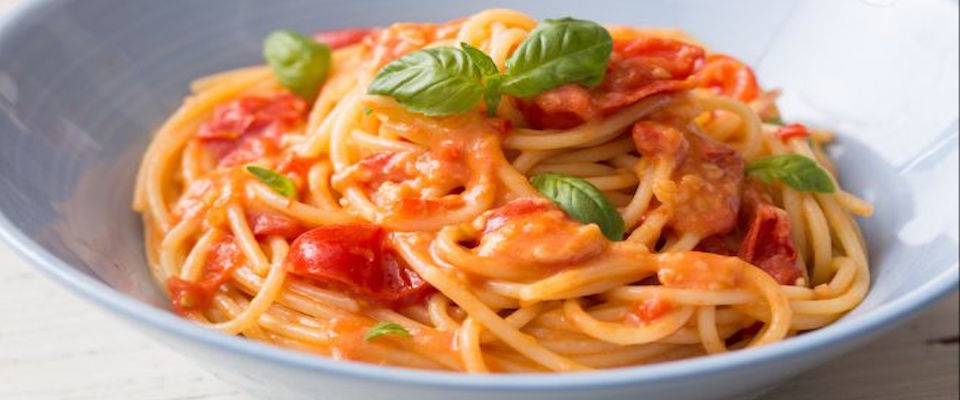 Pomodoro Datterino: Caratteristiche, Proprietà e Gustose Ricette